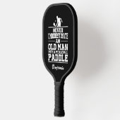 Aangepast zwart onderschat nooit een oud Man met e Pickleball Paddle (Links)