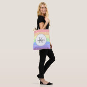 Aangepaste aangepaste monogram regenboogstrepen draagtas (Op model)