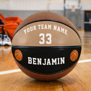Aangepaste basketbal met speler nummer teamnaam