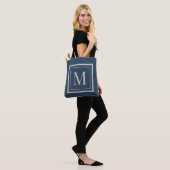 Aangepaste blauwe en vanille omrande monogram draagtas (Op model)