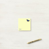 Aangepaste blauwe morfovlinder op Bleek geel Post-it® Notes (Op bureau)