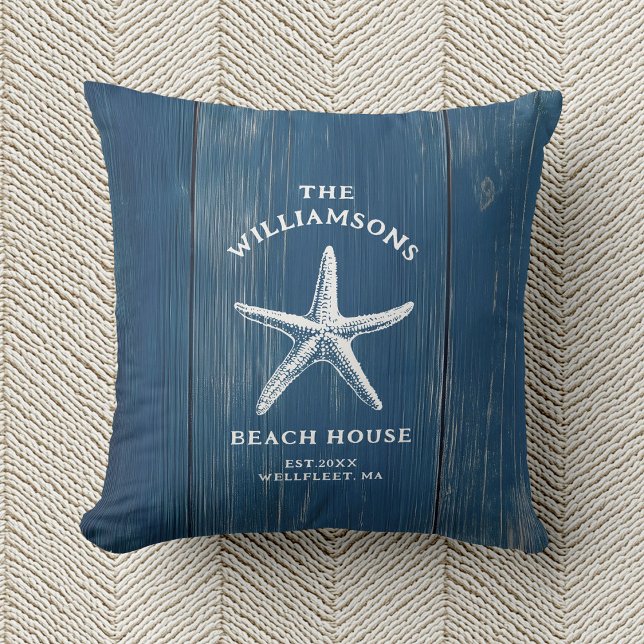 Aangepaste Blue Coastal Starfish Beach House Kussen (A blue pillow with a white starfish and text reading "The Williamsons Beach House" rests on beige)