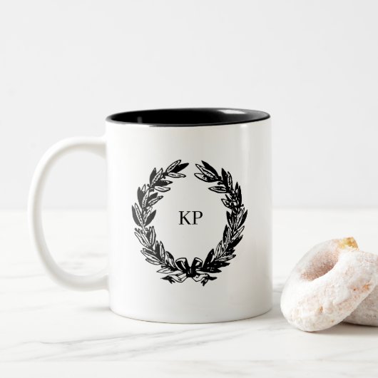 Aangepaste bruiloft Monogram Naam Krans Tweekleurige Koffiemok (Met donut)