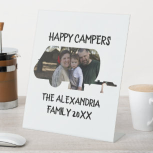 Aangepaste caravan familiefotogelukkige campers reclamebord met voetstuk
