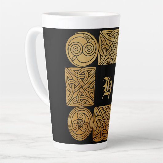 Aangepaste Celtic Knotwork Cross Latte Mok (Linkerhoek)