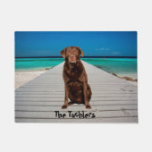 Aangepaste chocolade labrador op strand deurmat (Voorkant)