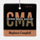 Aangepaste CMA Certified Medical Assistant Leopard Keramisch Ornament (Achterkant)