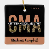 Aangepaste CMA Certified Medical Assistant Leopard Keramisch Ornament (Voorkant)