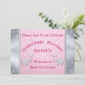 Aangepaste, draaiende roze babymeisjes Uitnodiging (Staand voorkant)