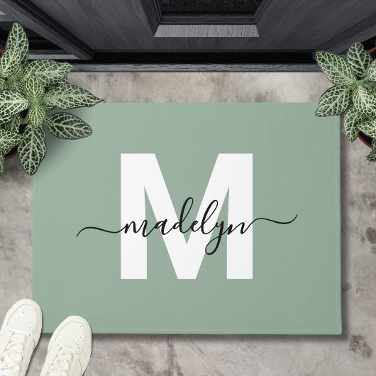 Aangepaste elegante Sage Green Monogram Script Naa Deurmat