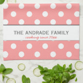 Aangepaste familienaam op roze polaire dot keukenh theedoek (Gevouwen)