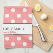 Aangepaste familienaam op roze polaire dot keukenh theedoek (Quarter Fold)