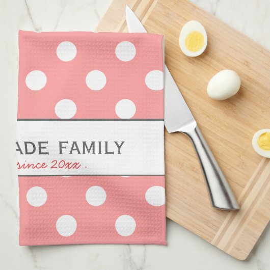 Aangepaste familienaam op roze polaire dot keukenh theedoek (Quarter Fold)
