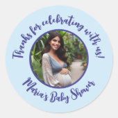 Aangepaste foto Baby shower Modern Script Dank u Ronde Sticker (Voorkant)