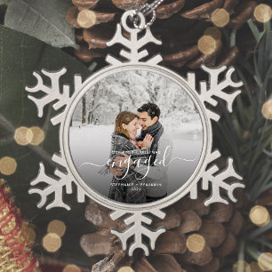 Aangepaste foto Eerste kerst Verloving Wit Schrift Tin Sneeuwvlok Ornament
