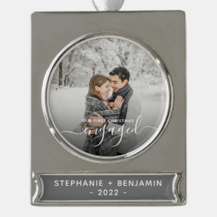 Aangepaste foto Eerste kerst Verloving Wit Schrift Verzilverd Banner Ornament