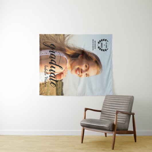 Aangepaste foto Elegant Script Afstudeerder Party Wandkleed (In Situ (horizontaal))