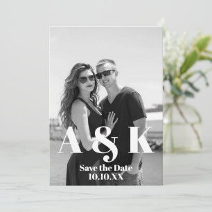 Aangepaste foto en grote monogram save the date kaart
