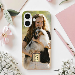 Aangepaste foto gouden frame en zwarte monogram iPhone 16 hoesje