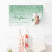 Aangepaste foto groene glitter Drip 80th Birthday Spandoek (Insitu)
