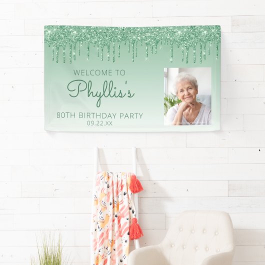 Aangepaste foto groene glitter Drip 80th Birthday Spandoek (Insitu)