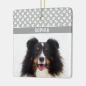 Aangepaste foto met witte poten op grijs & naam keramisch ornament (Links)