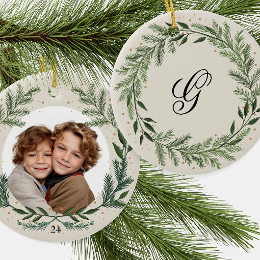 Aangepaste foto Monogram Pine krans Kerstcadeau Keramisch Ornament