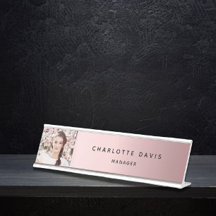 Aangepaste foto roze metalen monogram modern bureau naambordje