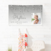 Aangepaste foto Silver Glitter Drip 80th Birthday Spandoek (Insitu)
