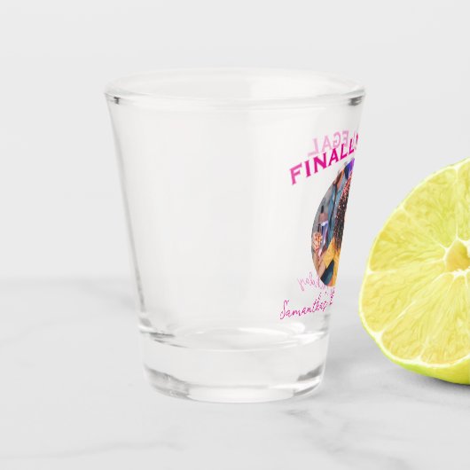 Aangepaste fotonaam eindelijk legaal 21e verjaarda shot glas (Links)