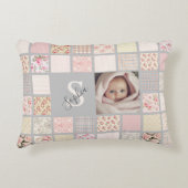 Aangepaste fotonaam Monogram Roze Patchwork Accent Kussen (Voorkant)