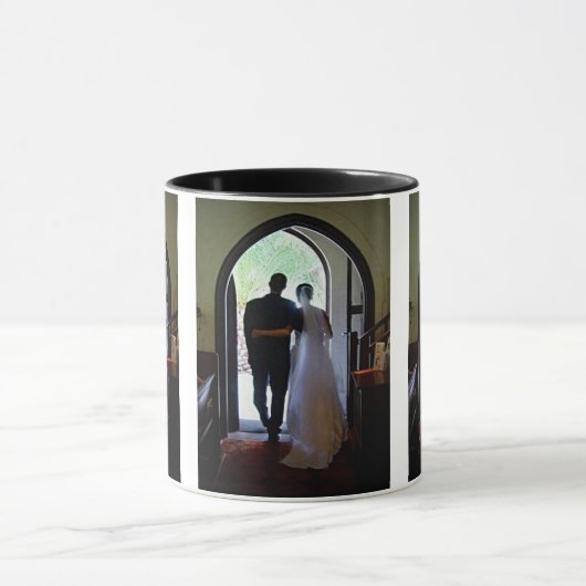 Aangepaste foto's net getrouwd paar verlaten kerk mok (Midden)