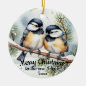 Aangepaste gedateerde Schattigee Chickadee BirdsOn Keramisch Ornament (Voorkant)