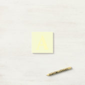 Aangepaste geel monogram Post-it® notes (Op bureau)