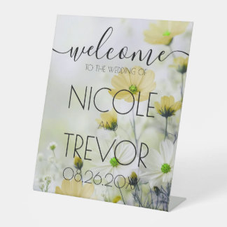 Aangepaste gele delicate bloemen welkom bruiloft reclamebord met voetstuk