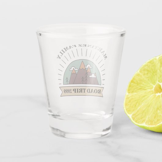 Aangepaste gezinshereniging Road Trip Mountain Shot Glas (Achterkant)