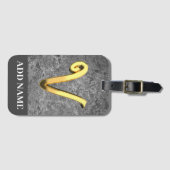 Aangepaste Gray & Gold Monogram Letter V Bagagelabel (Voorkant (horizontaal))