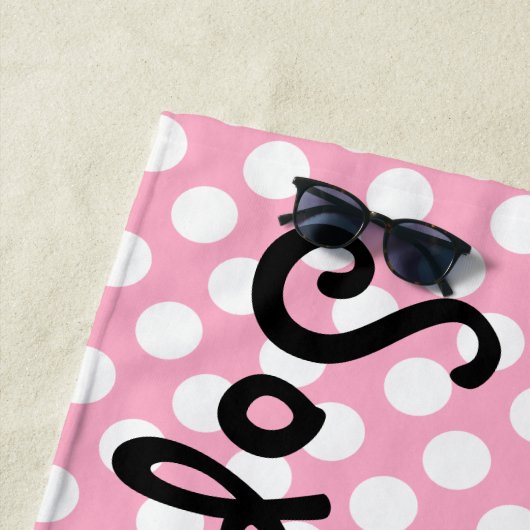 Aangepaste handdoek met roze en witte poka-dots (In situ)