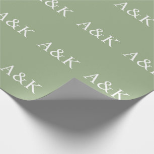 Aangepaste initiële letters op saliegroene trouw cadeaupapier