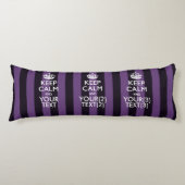 Aangepaste KEEP CALM EN Jouw tekst voor Paars Lichaamskussen (Voorkant)