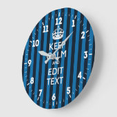 Aangepaste Keep Calm Get Jouw tekst Blue Stripes Grote Klok (Hoek)