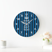 Aangepaste Keep Calm Get Jouw tekst Blue Stripes Grote Klok (Huis)