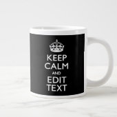 Aangepaste KEEP CALM-Jouw tekst op zwart Grote Koffiekop (Rechts)