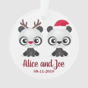 Aangepaste kerstdatum en namen met grappige Pandas Ornament