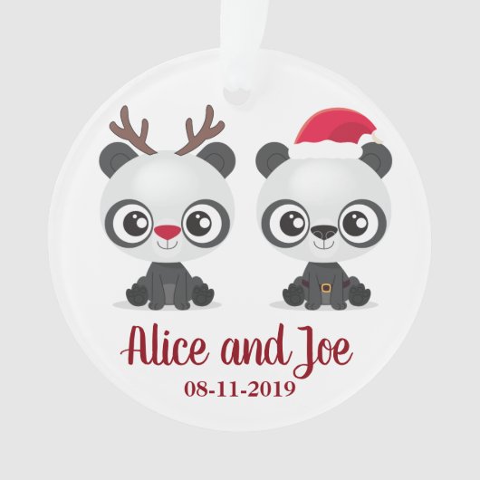 Aangepaste kerstdatum en namen met grappige Pandas Ornament (voorkant)