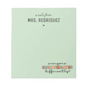 Aangepaste kleurrijke iedereen communiceert anders notitieblok (Voorkant)