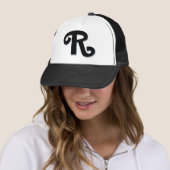 Aangepaste letter "R" Trucker Pet (In situ)