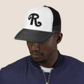 Aangepaste letter "R" Trucker Pet (In situ)