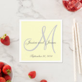 Aangepaste lichtgele gekleurde monogram papieren s servetten (Insitu)