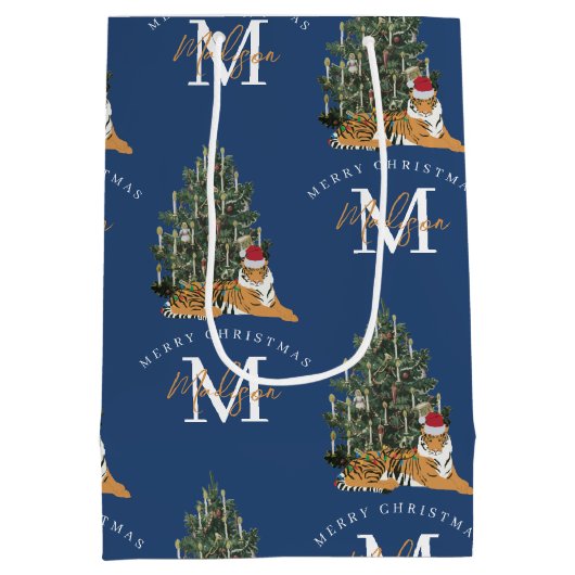 Aangepaste Merry Christmas Monogram Tiger & Tree B Medium Cadeauzakje (Achterkant)